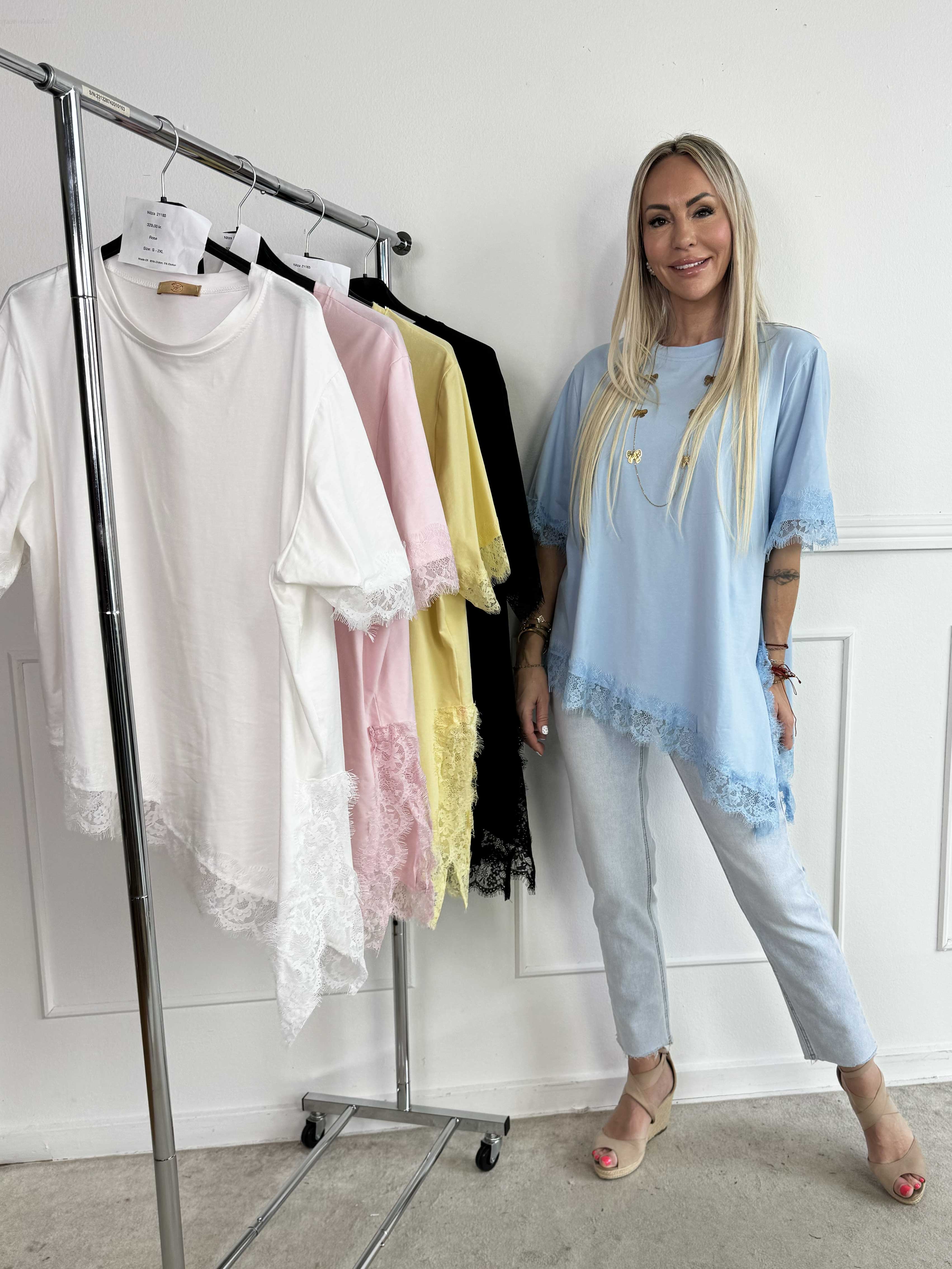 Nitza - T-shirt i blød bomuld med skråtskåret bund og elegante blondekanter